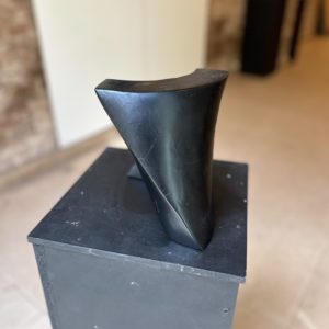 Escultura negre curvada